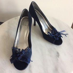 STUART WEITZMAN PEEP TOE NAVY SATIN PUMPS SZ 8M
